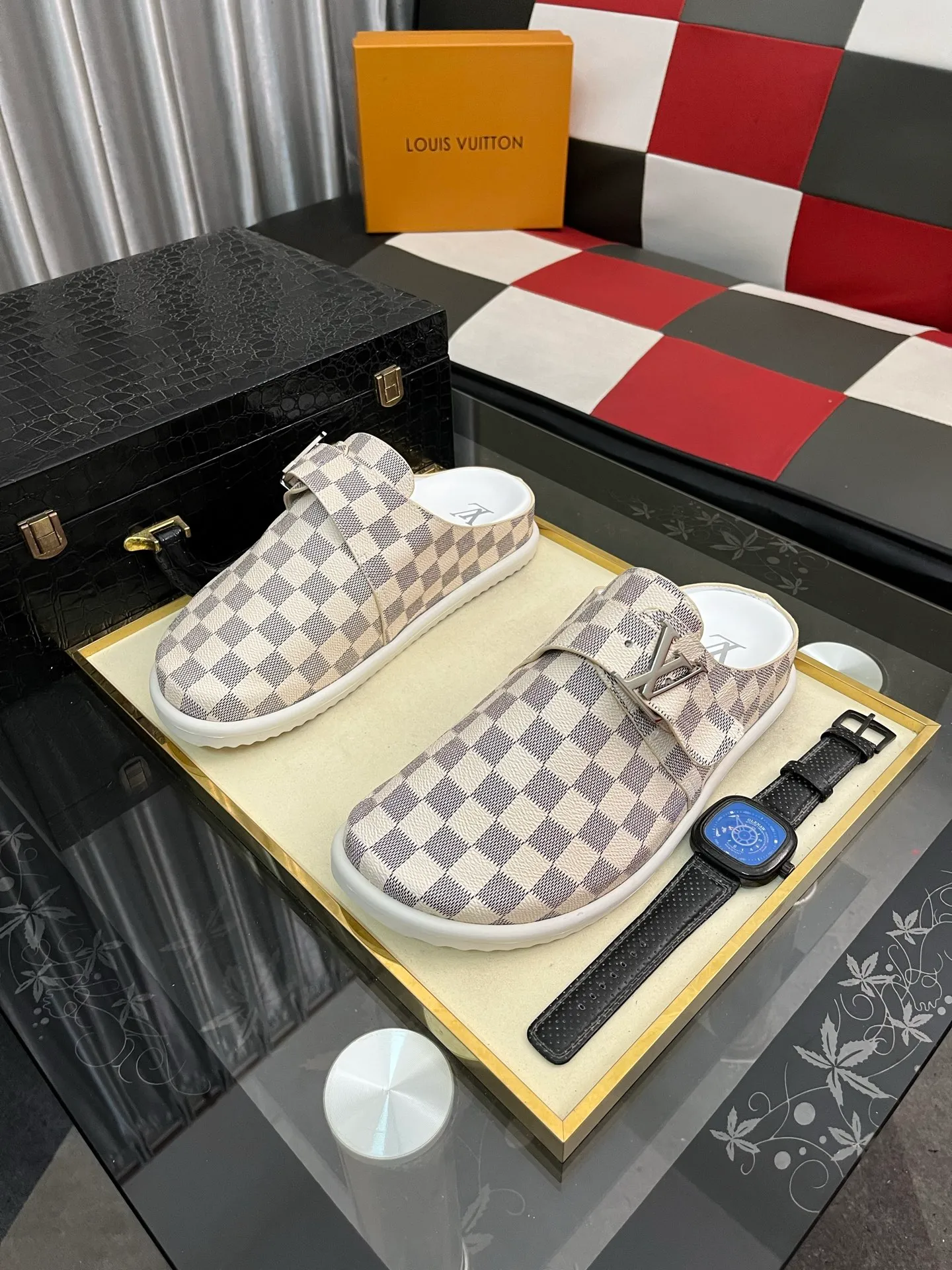 Men's shoes 💰380⌚️⌚️2025 new men's casual sandals and slippers, made of suede cow leather, with Monogram pattern to highlight the trendy style. Adjustable straps illuminated with LV letters, while a resilient insole and micro outsole provide lightweight comfort. Made of suede cow leather with embossed Monogram pattern and brand element metal hardware✅Adjustable straps➕Tough insole‼ ️Micro outsole. Comfortable and easy to wear‼ ️size: 38-443️⃣Colors available